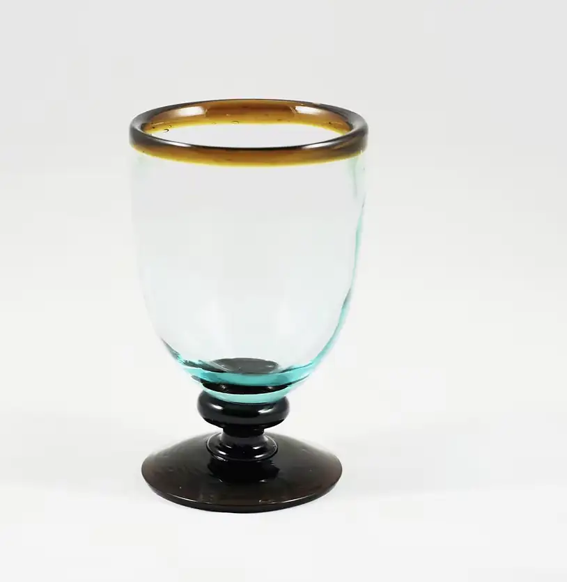 Verre à pieds soufflé